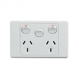 4C | Ultima Double Power Point 250V 10A with 16AX Extra Switch - Horizontal 040.000.0076